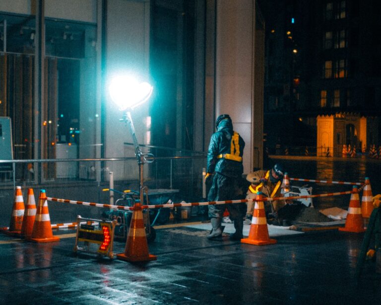 Trabalhador noturno em turno na cidade durante a madrugada