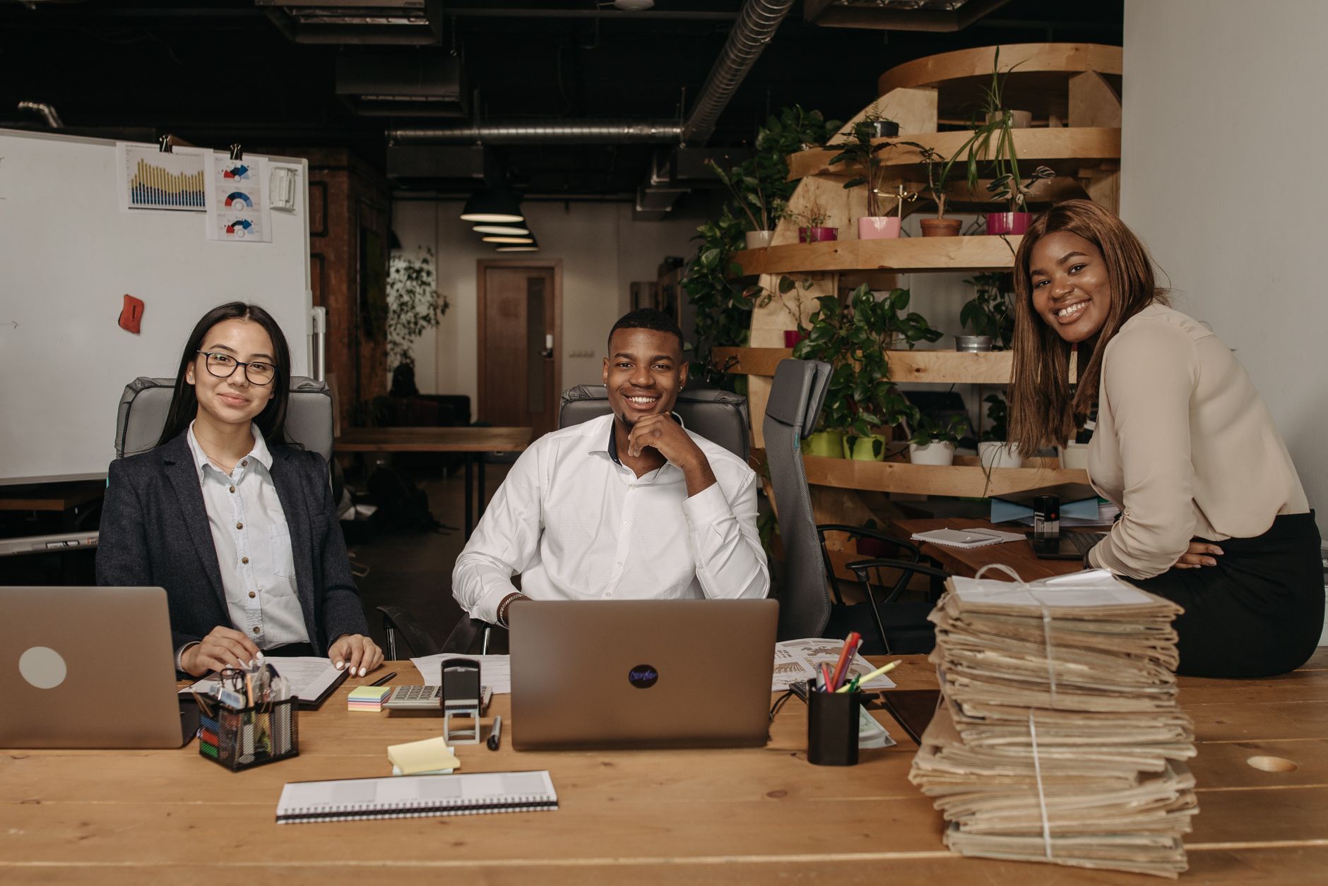 Equipe em ambiente de trabalho saudável e acolhedor