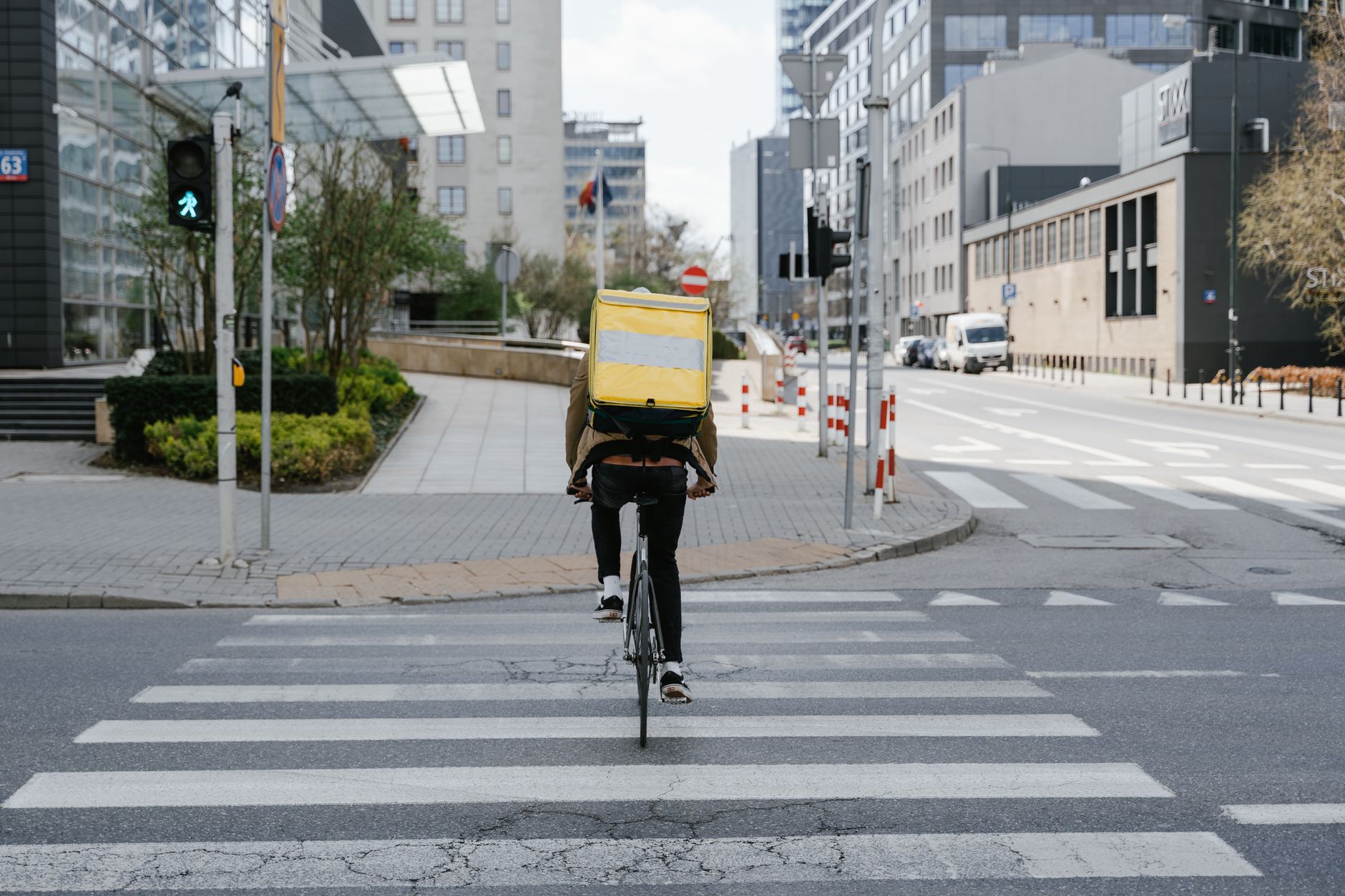 Entregador de aplicativo de bicicleta entregando pedido