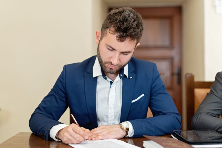 Trabalhador assinando documentos de rescisão na empresa