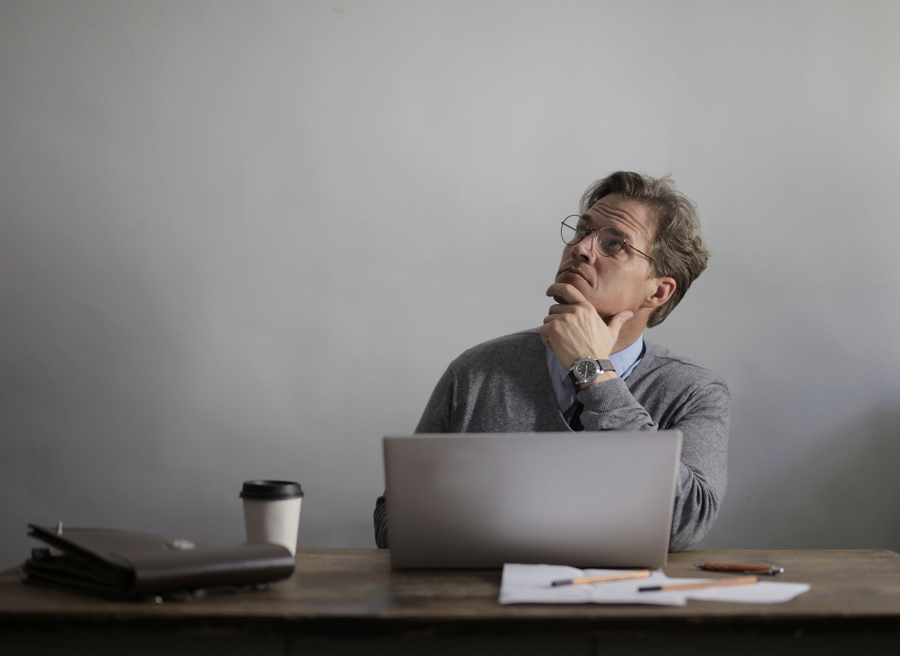 Trabalhador pensando sobre seus direitos no emprego