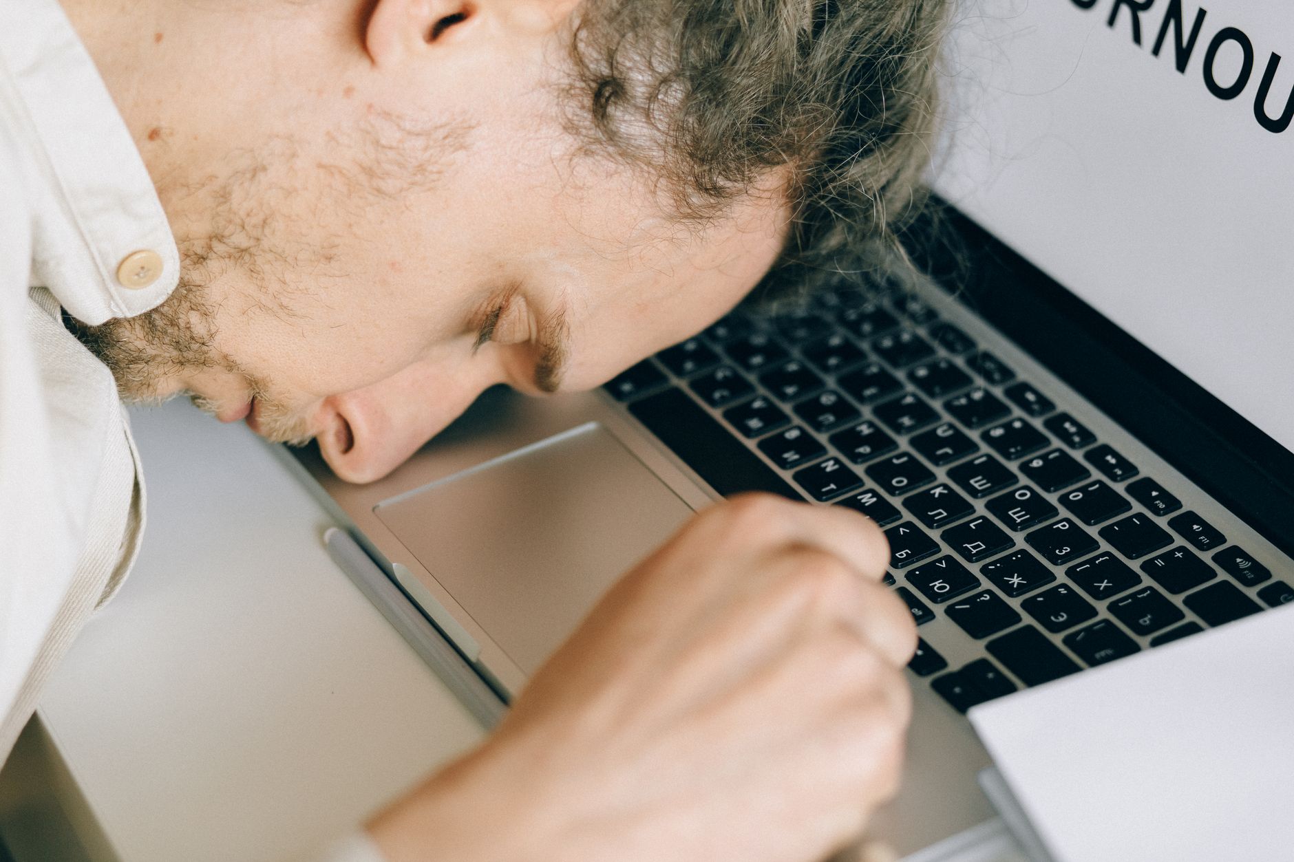 Trabalhador exausto demonstrando sinais de burnout e estresse