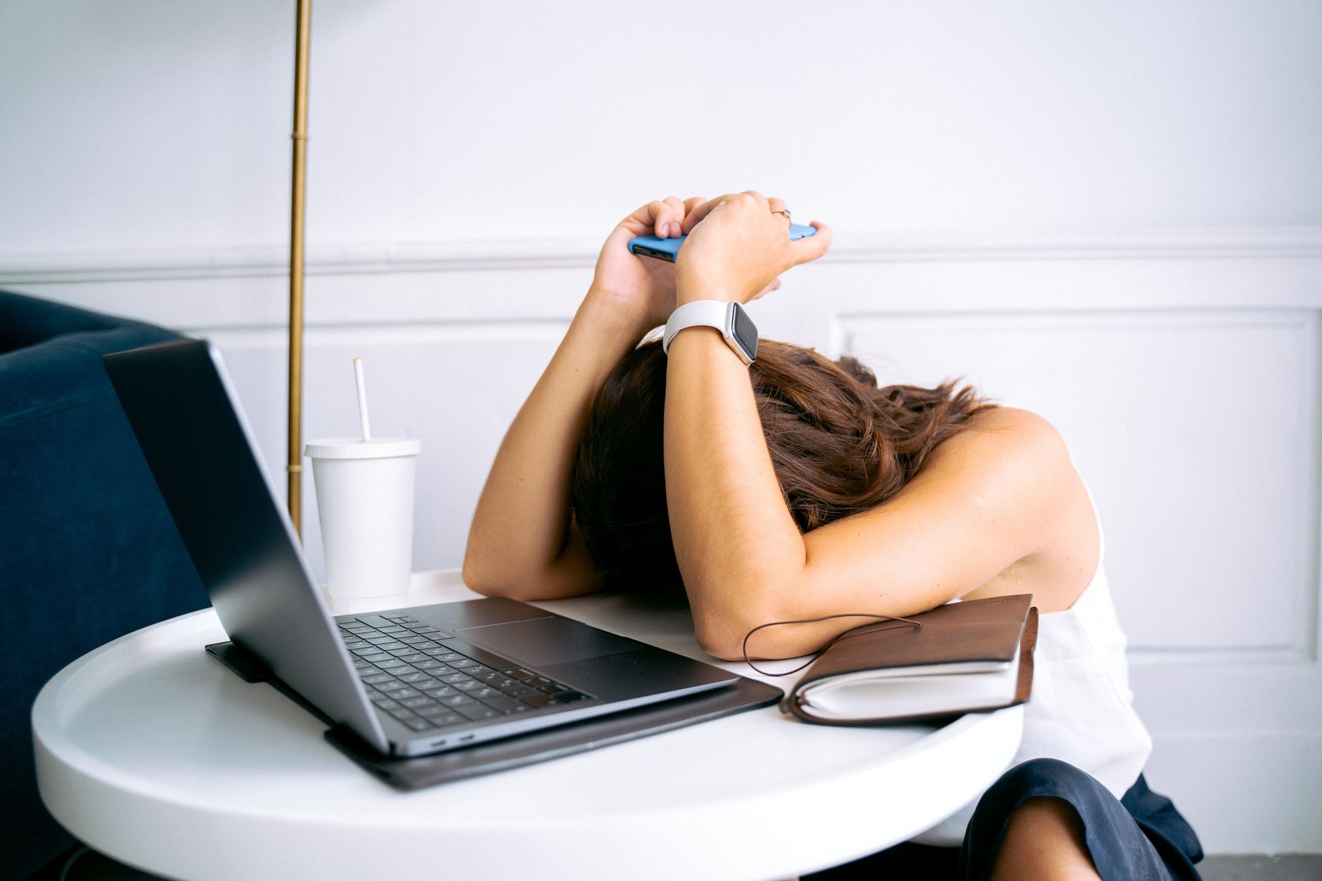 Trabalhador esgotado com jornada sem limite no home office