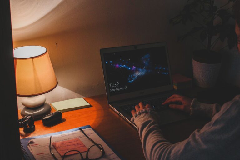 Trabalhador em home office fazendo horas extras sem receber