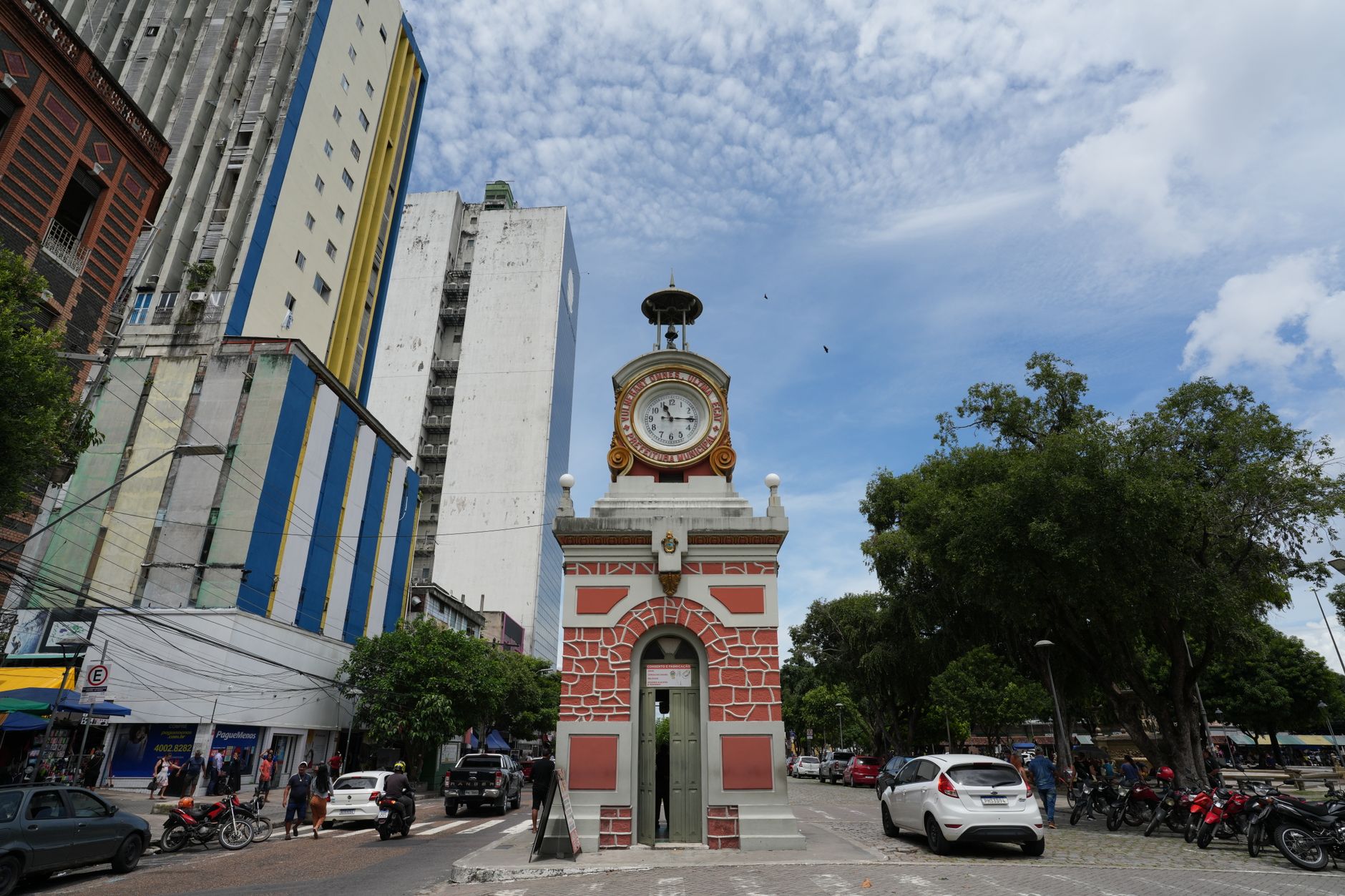 Relogio marcando jornada de trabalho e hora extra