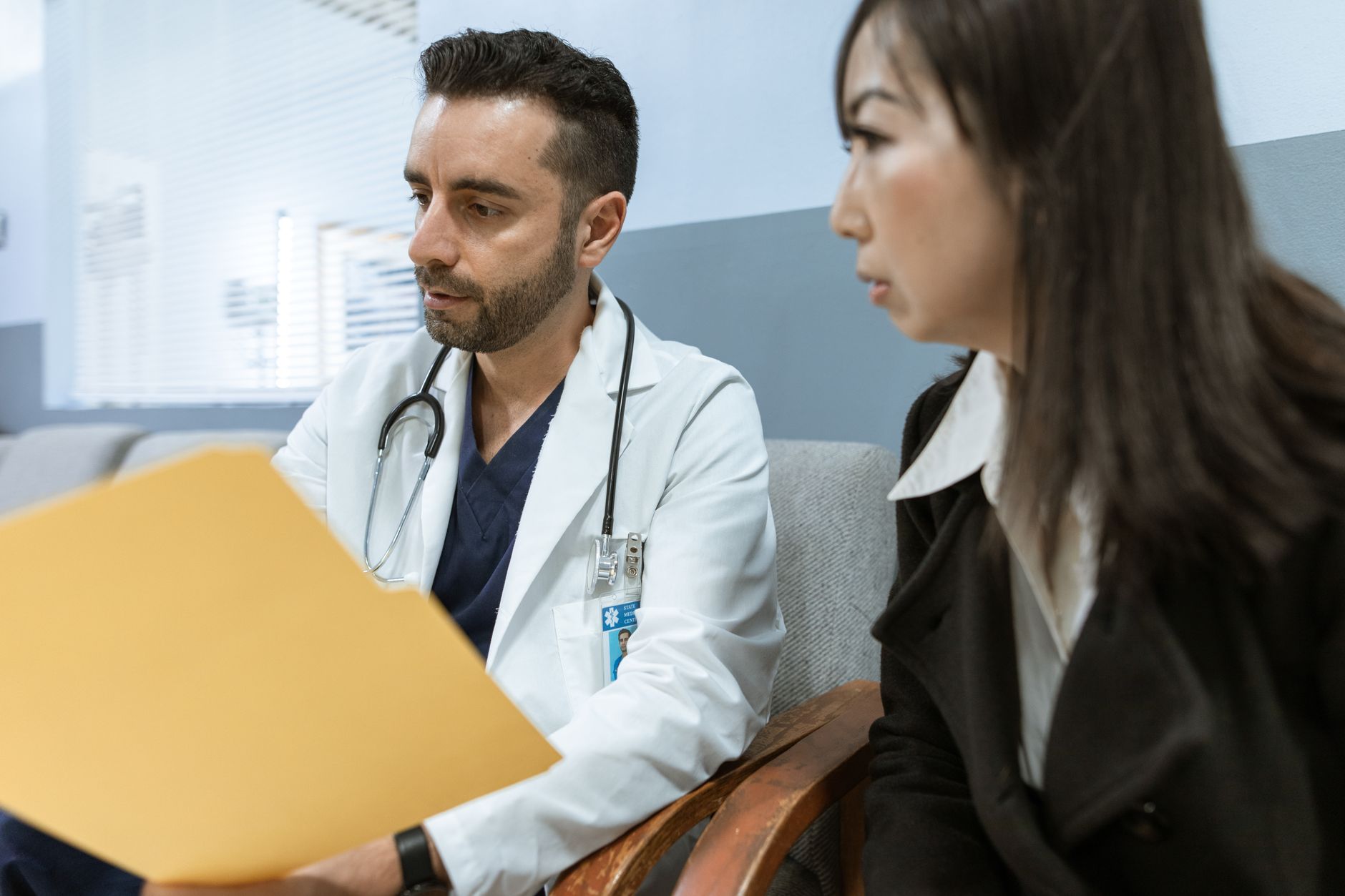 Medico atendendo paciente com plano de saude apos demissao