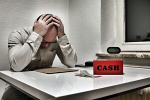 Trabalhador preocupado com o salario atrasado