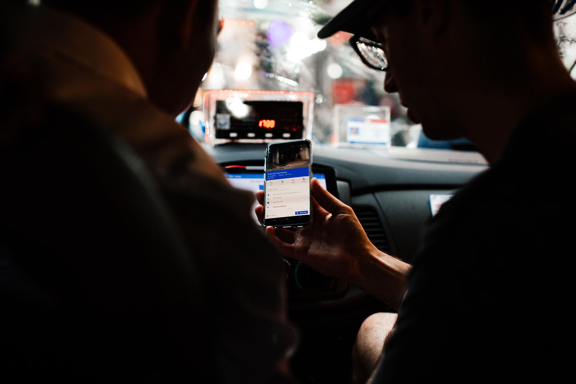 Motorista de aplicativo usando celular com app de navegação