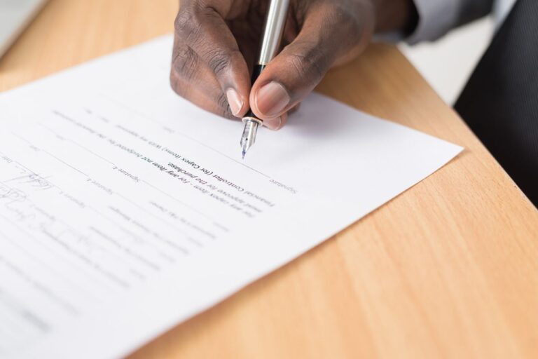 Trabalhador assinando documento de rescisão de contrato