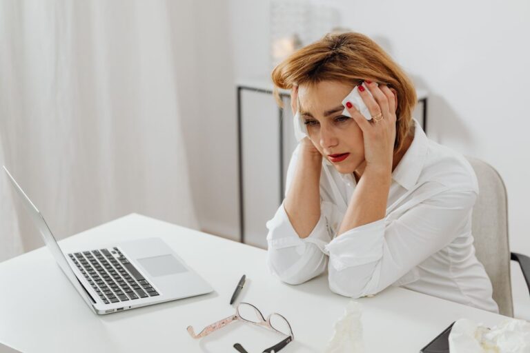 Trabalhadora estressada e cansada após sofrer assédio no ambiente de trabalho