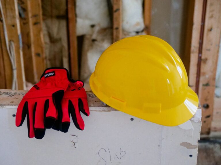 Trabalhador usando equipamento de proteção individual (EPI) no ambiente de trabalho