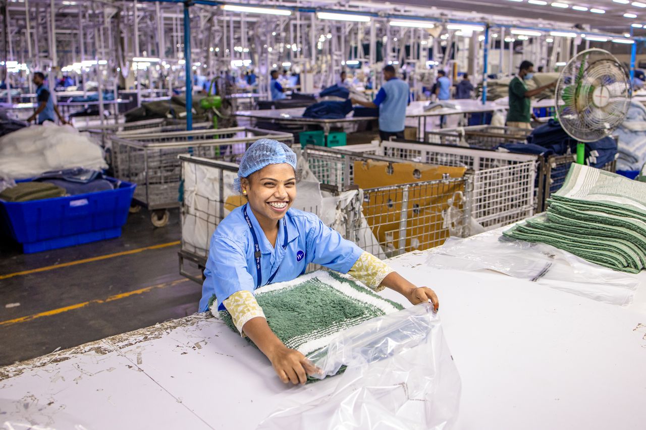 Trabalhadora em linha de produção de uma fábrica têxtil