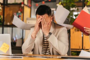 Trabalhador estressado no escritório, símbolo dos riscos psicossociais cobertos pela NR-1
