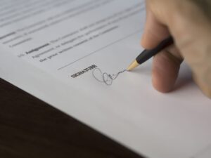 Trabalhador assinando contrato de prestação de serviços como pessoa jurídica