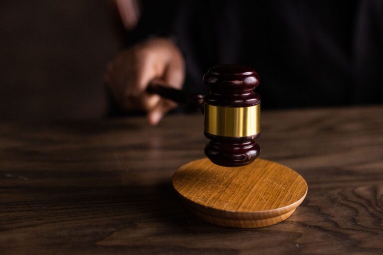 Martelo da justiça simbolizando decisão do STF sobre pejotização