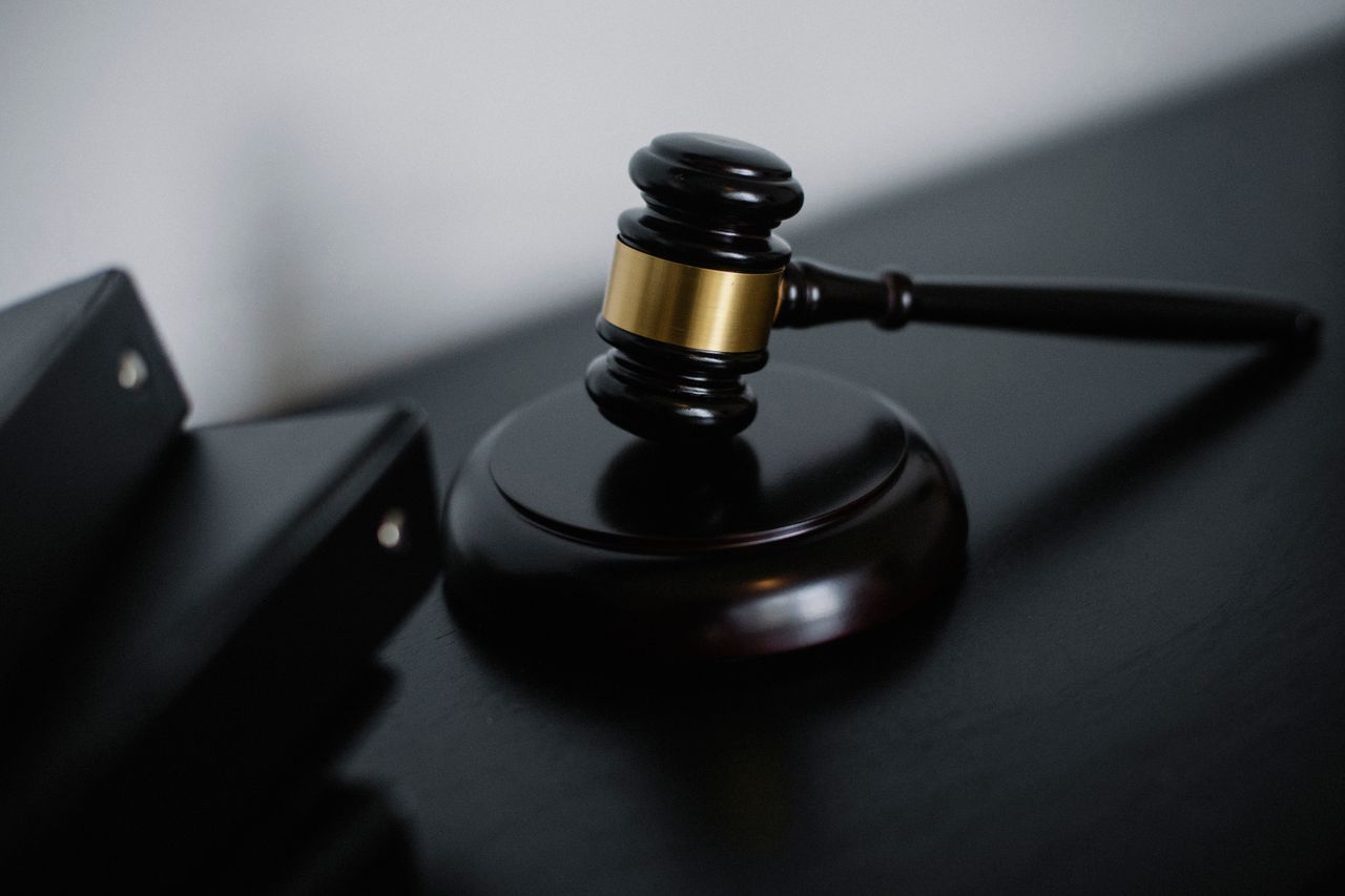 Martelo da justiça sobre mesa, simbolizando processo trabalhista