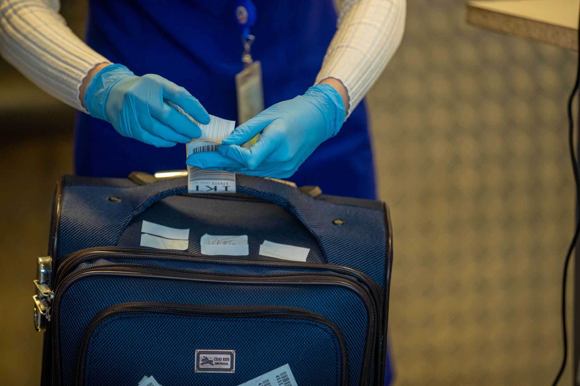 Segurança conferindo bolsa de trabalhador na saída da empresa