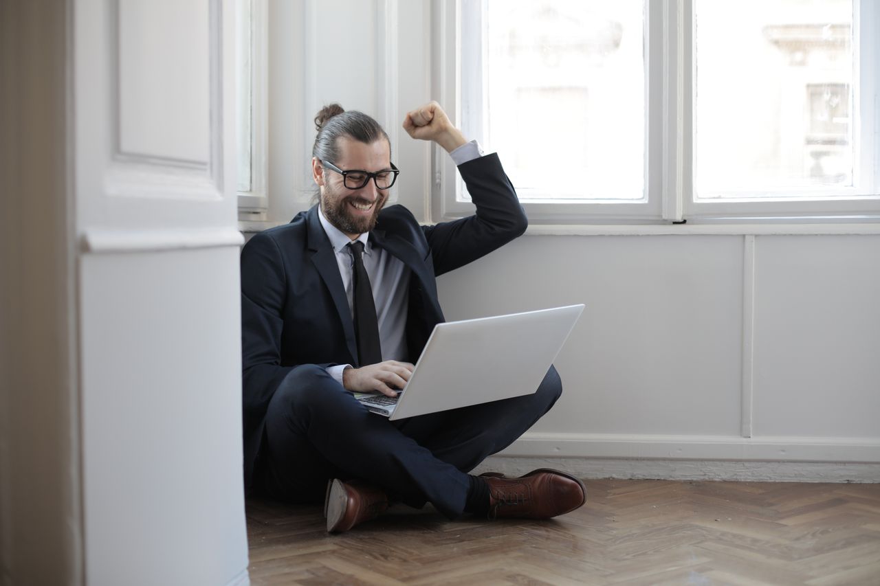 Trabalhador comemorando aprovação do benefício no computador
