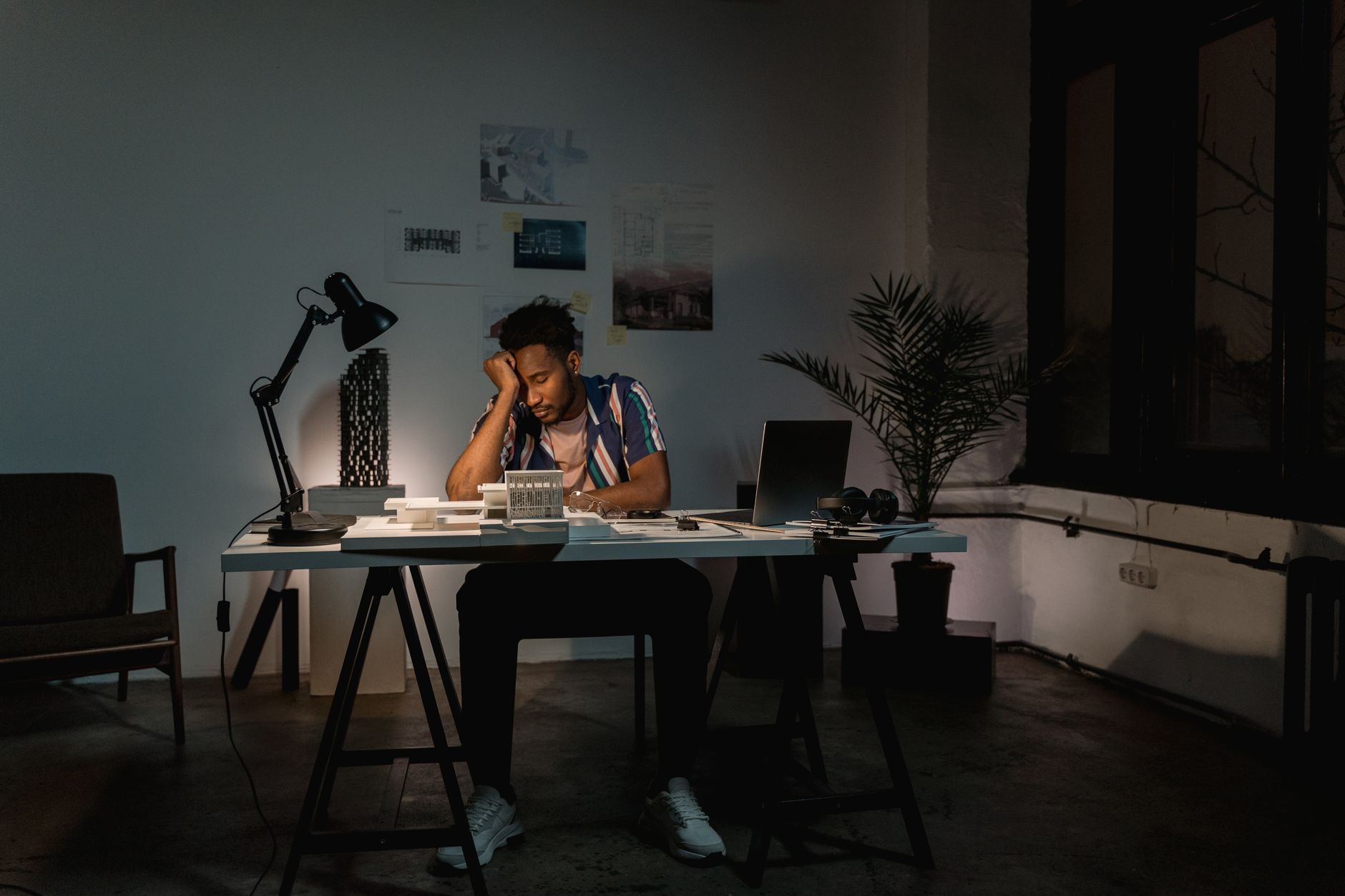 Trabalhador cansado fazendo hora extra à noite no escritório