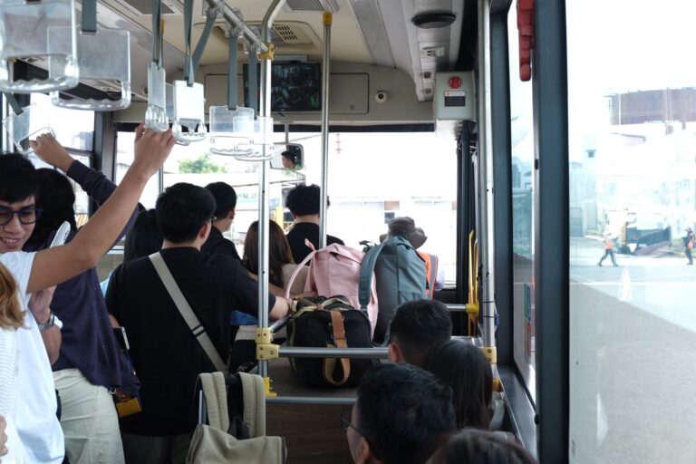 Vale-transporte e ônibus de transporte público usado pelo trabalhador