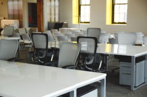 Mesa de escritório vazia representando funcionário que parou de comparecer ao trabalho