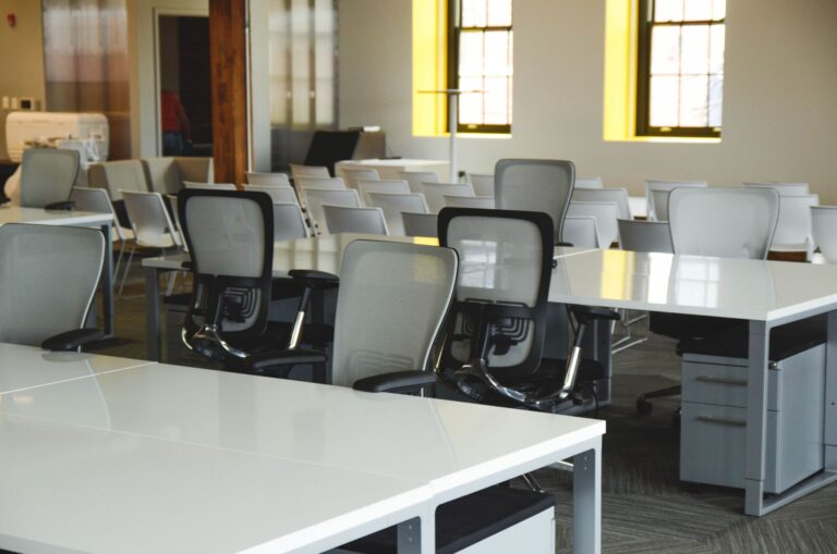 Mesa de escritório vazia representando funcionário que parou de comparecer ao trabalho