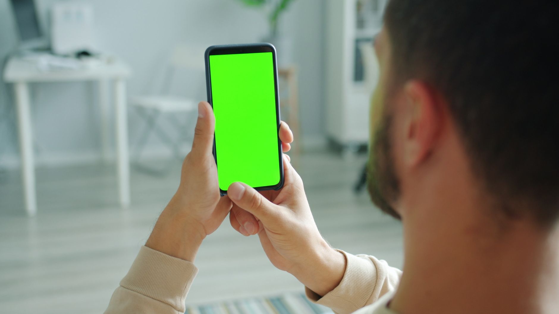 Trabalhador consultando o abono salarial pelo celular