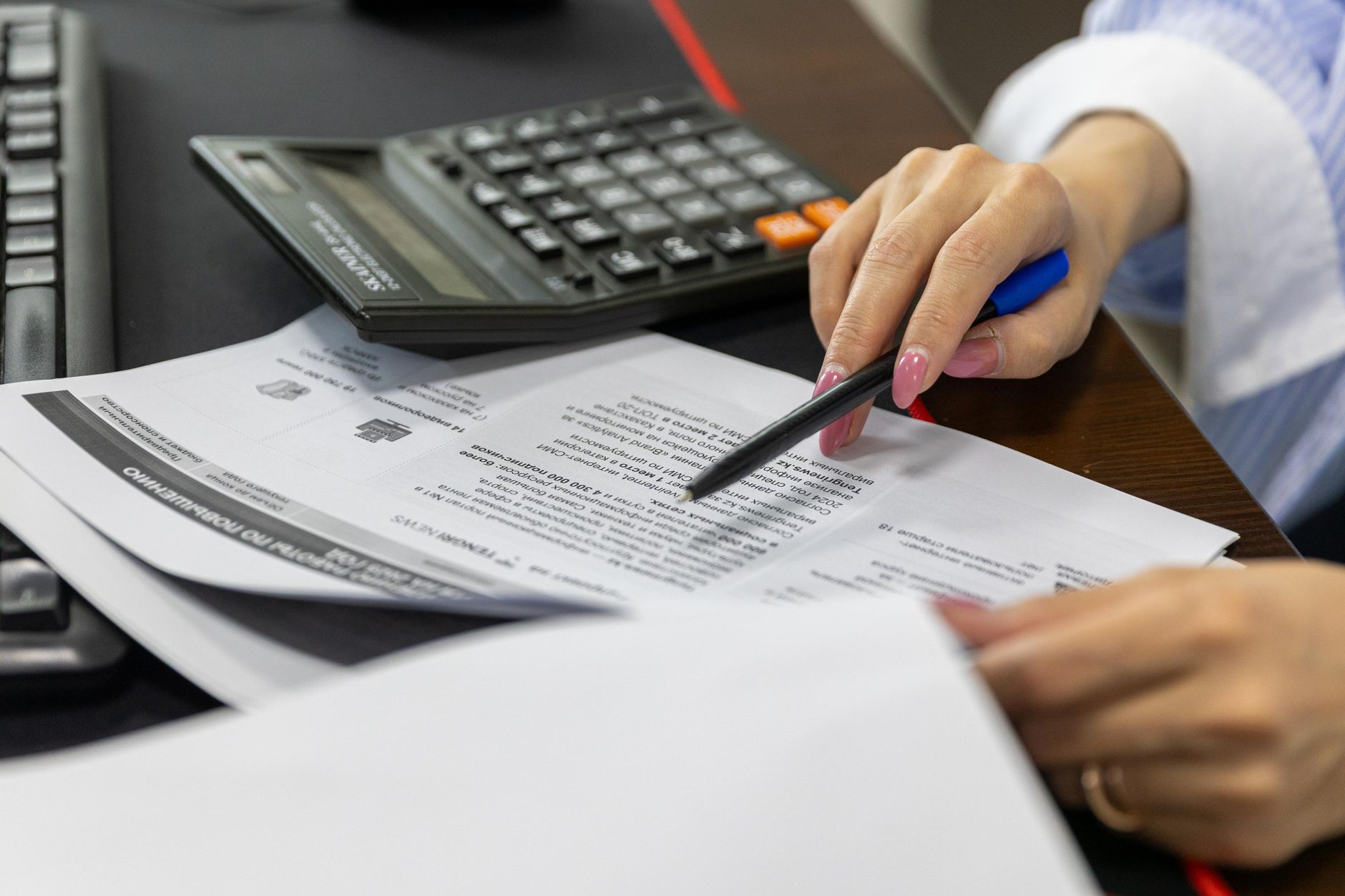 Documentos e calculadora usados para conferir valores trabalhistas