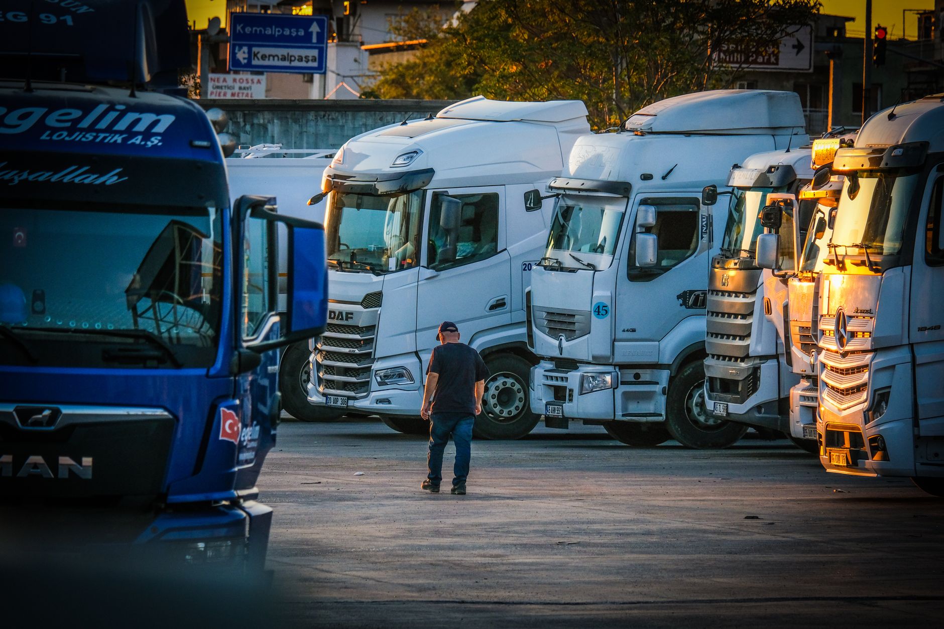 Caminhões estacionados representando motoristas e trabalhadores que atuam longe de casa