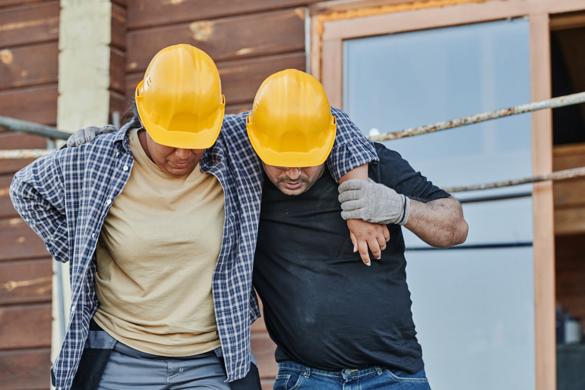 Trabalhador da construção civil com equipamento de segurança após acidente de trabalho