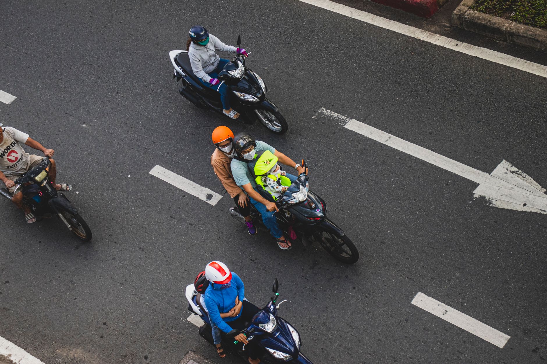 Motociclista com capacete no trânsito da cidade