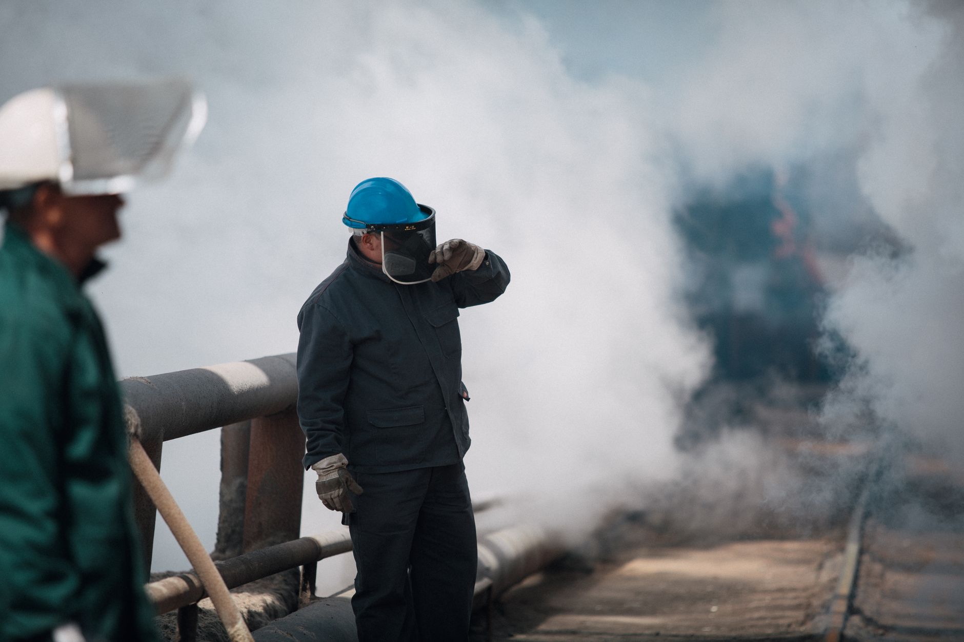 Trabalhador de capacete em ambiente industrial de risco