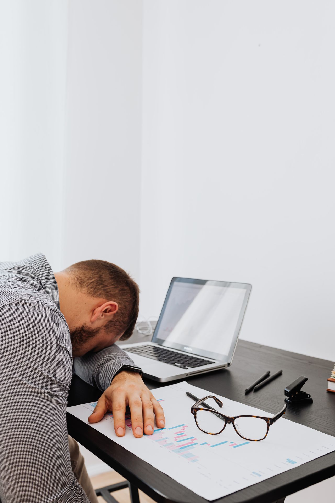 Trabalhador abatido diante de situação de humilhação no trabalho