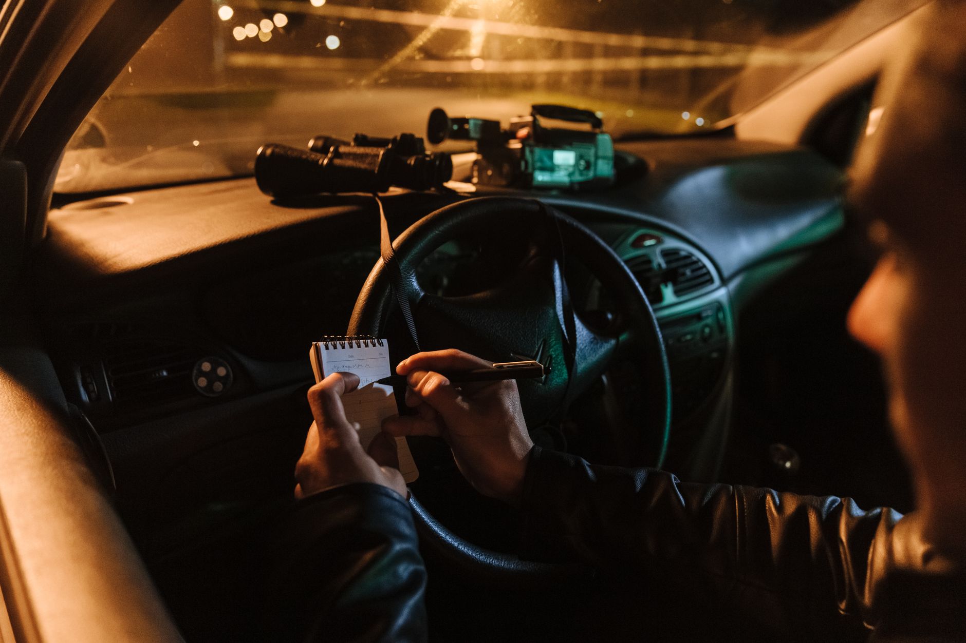 Trabalhadora registrando provas de assédio sexual no celular