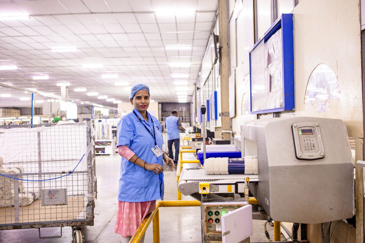 Trabalhadora em linha de produção de uma fábrica