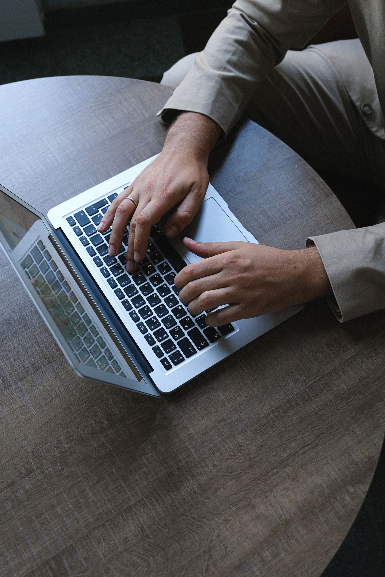 Profissional trabalhando em computador após retornar ao emprego