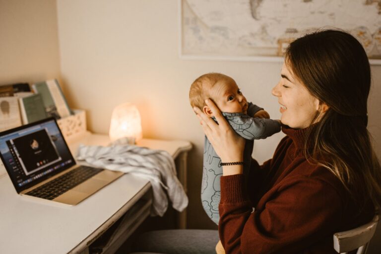Mãe trabalhadora com bebê no ambiente de trabalho