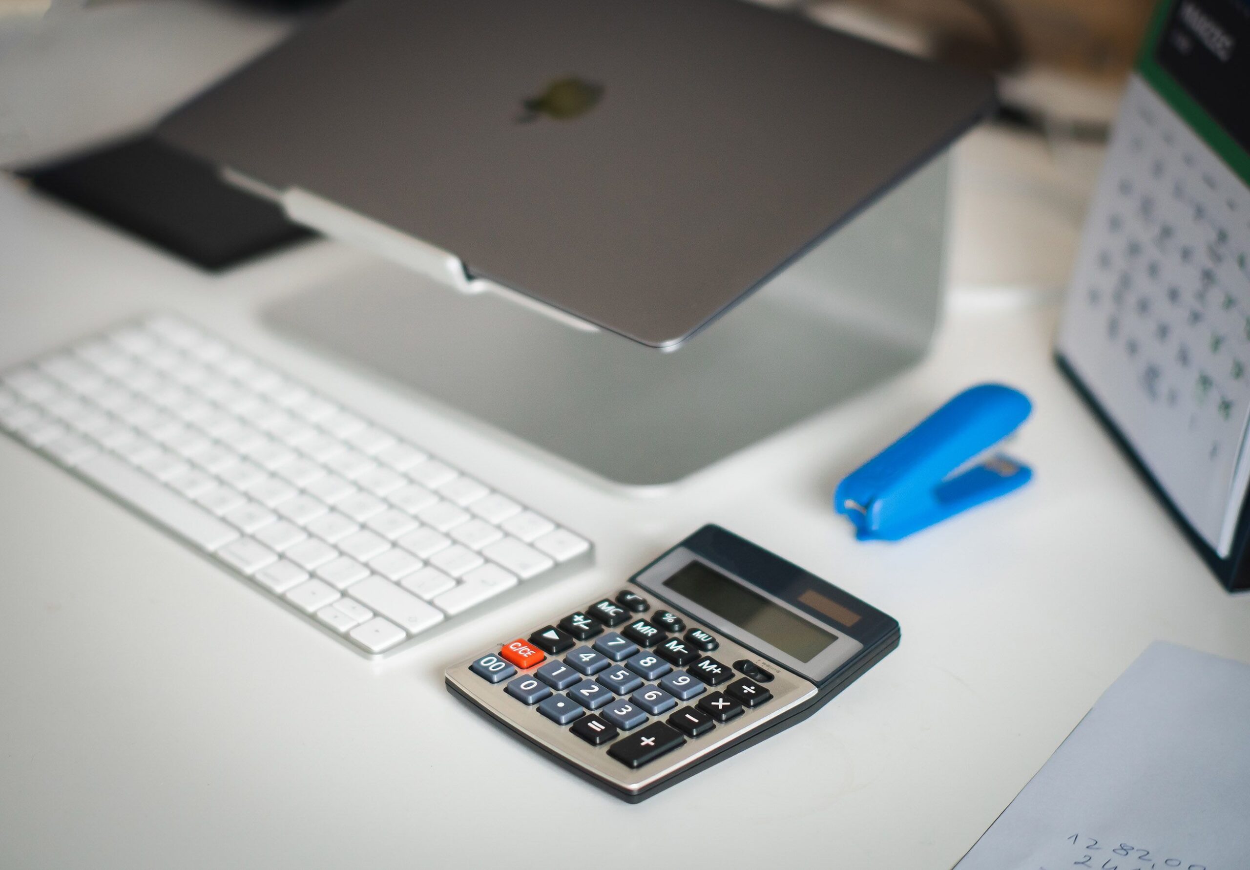 Calendário e calculadora sobre a mesa para conferir o cálculo do aviso prévio