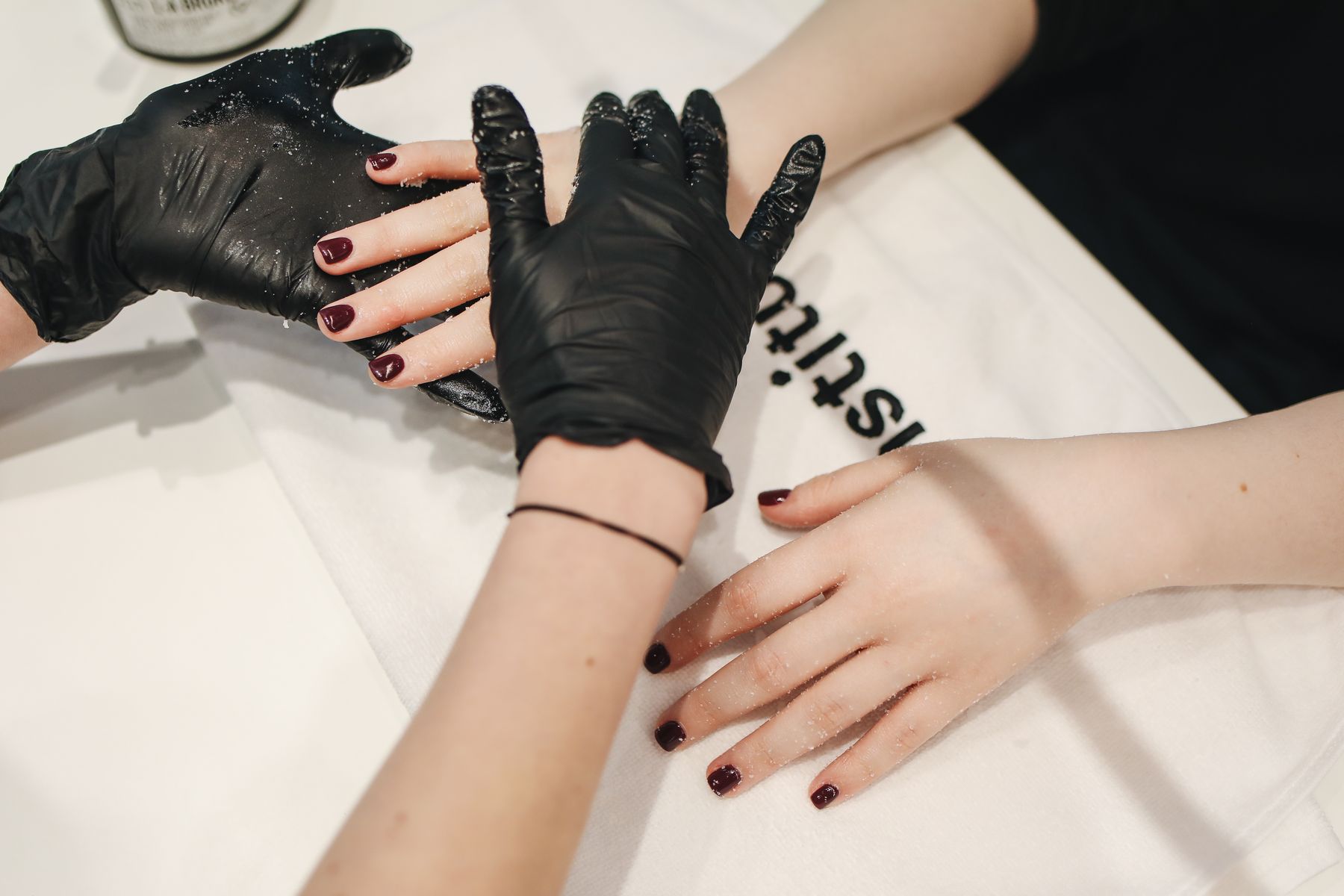 Manicure fazendo unhas de cliente em salão de beleza