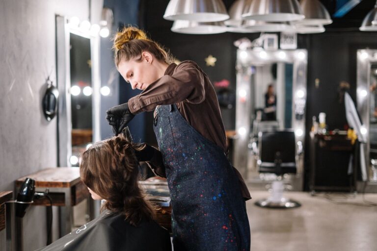 Cabeleireira profissional atendendo cliente em salão de beleza, ilustrando situação de prestação de serviço com possível vínculo de emprego
