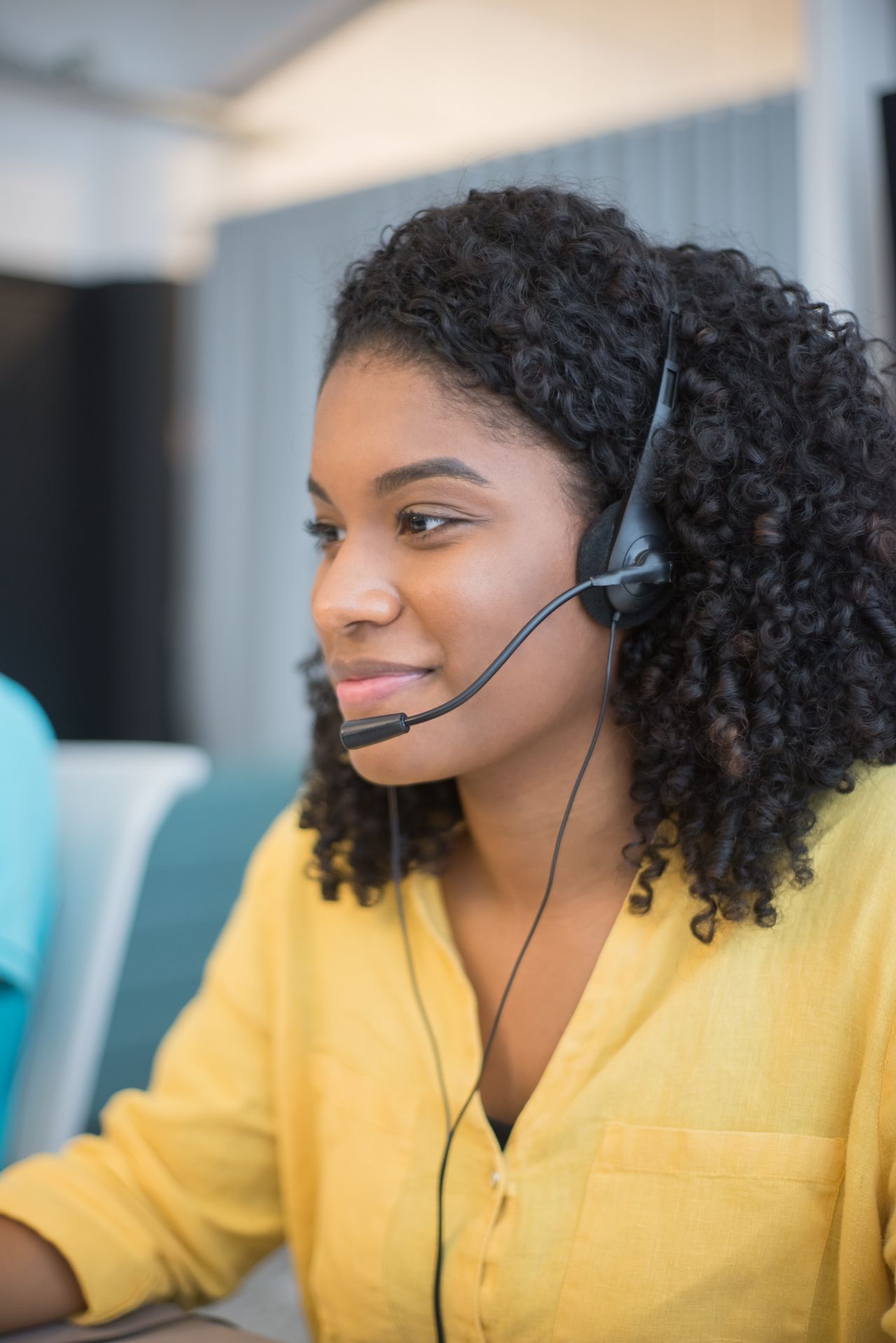 Atendente de call center com fone de ouvido durante o expediente
