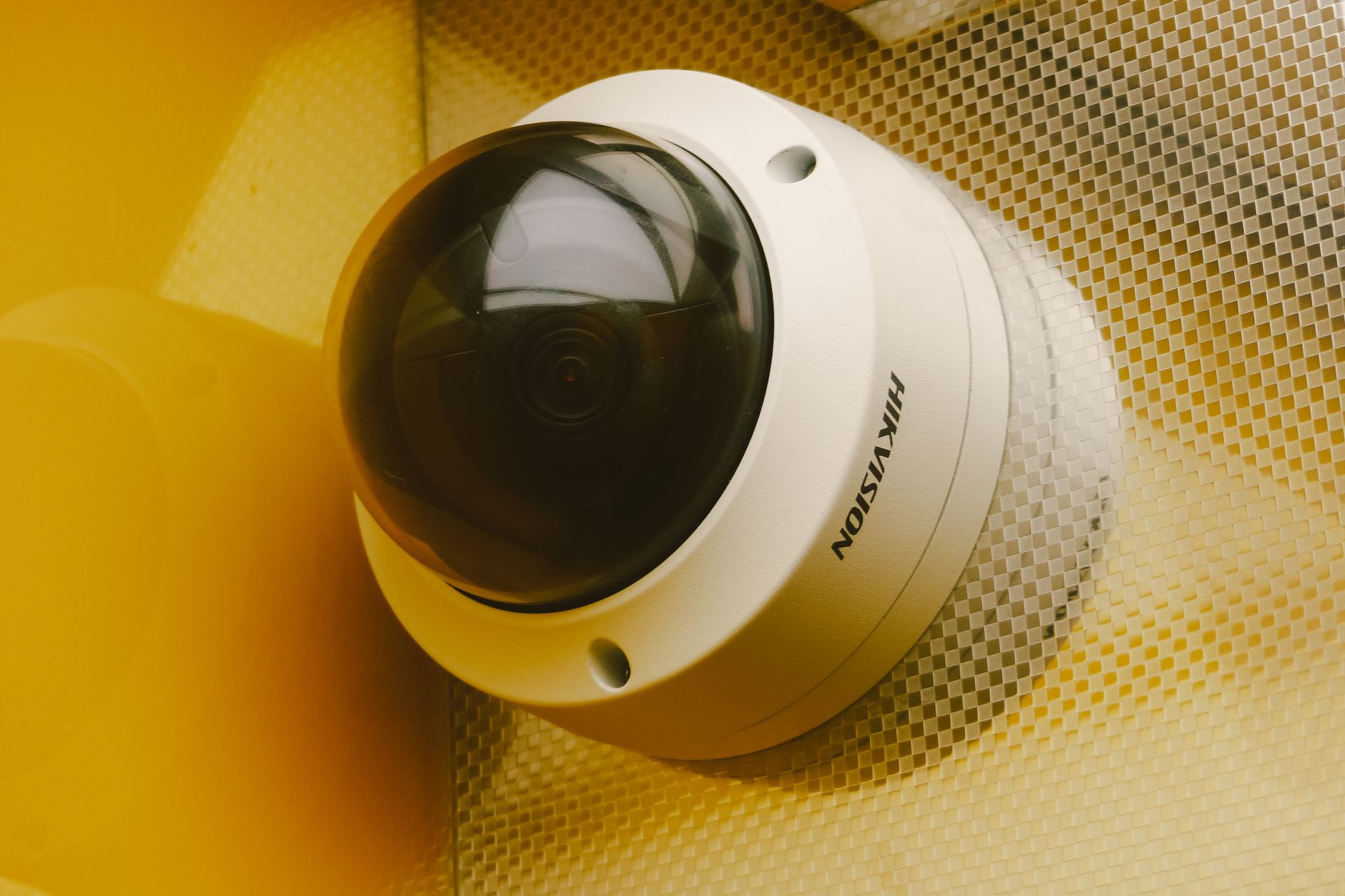 Sistema de câmeras de vigilância monitorando funcionários
