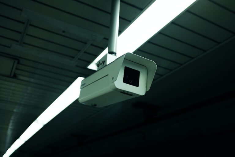 Câmera de segurança instalada no teto de um escritório