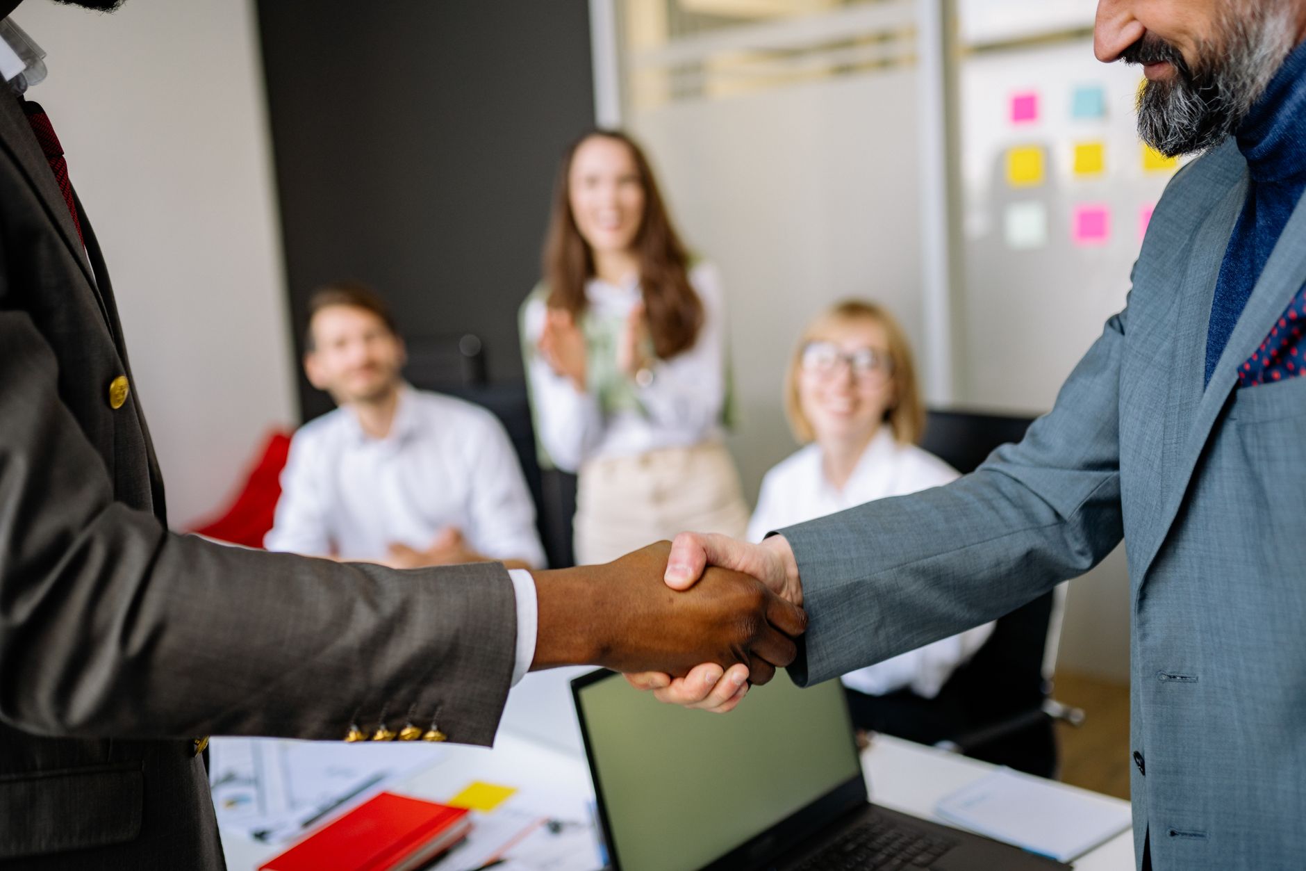 Trabalhador em reunião com advogado para tirar dúvidas trabalhistas