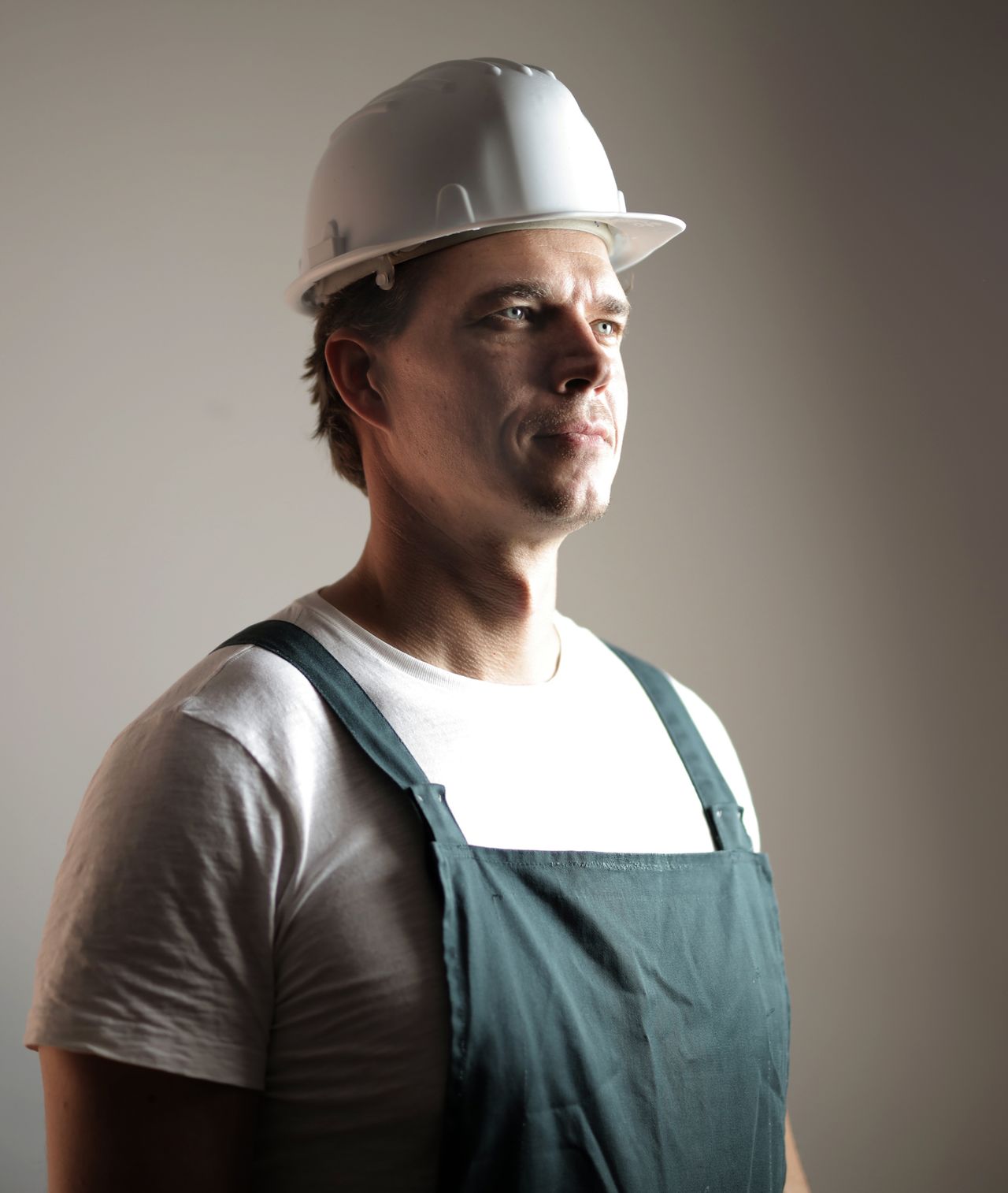 Trabalhador de capacete em ambiente industrial, representando a segurança no trabalho