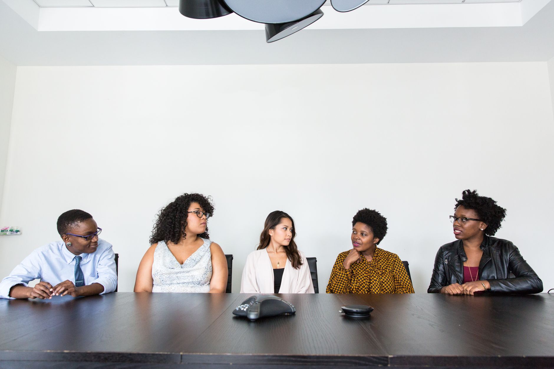 Profissionais reunidos discutindo cláusula de contrato de trabalho
