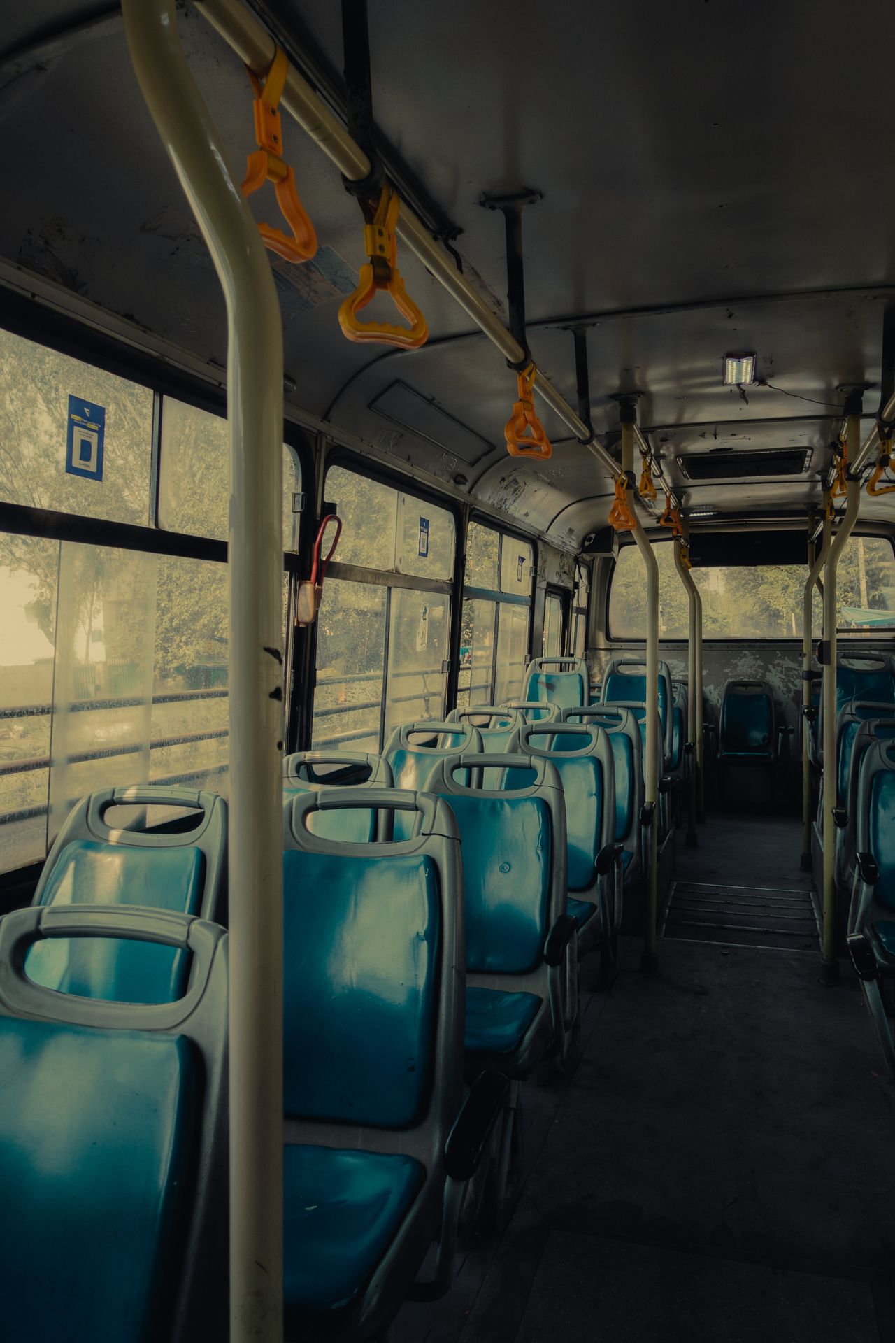 Interior de um ônibus urbano vazio com bancos azuis
