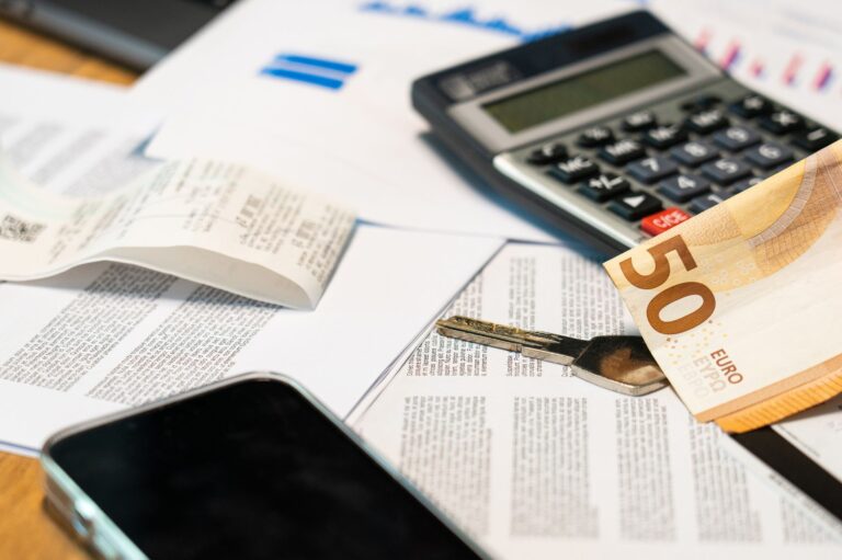 Calculadora e documentos representando o cálculo da correção monetária de um processo trabalhista