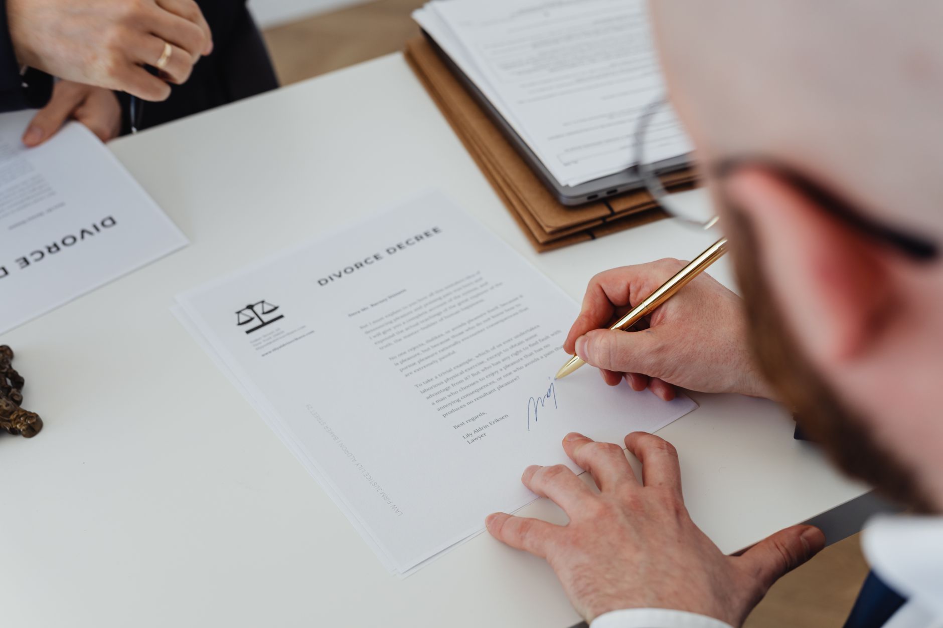 Advogado revisando contrato e documentos de um processo trabalhista