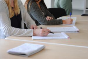 Trabalhador fazendo curso de treinamento pago pela empresa